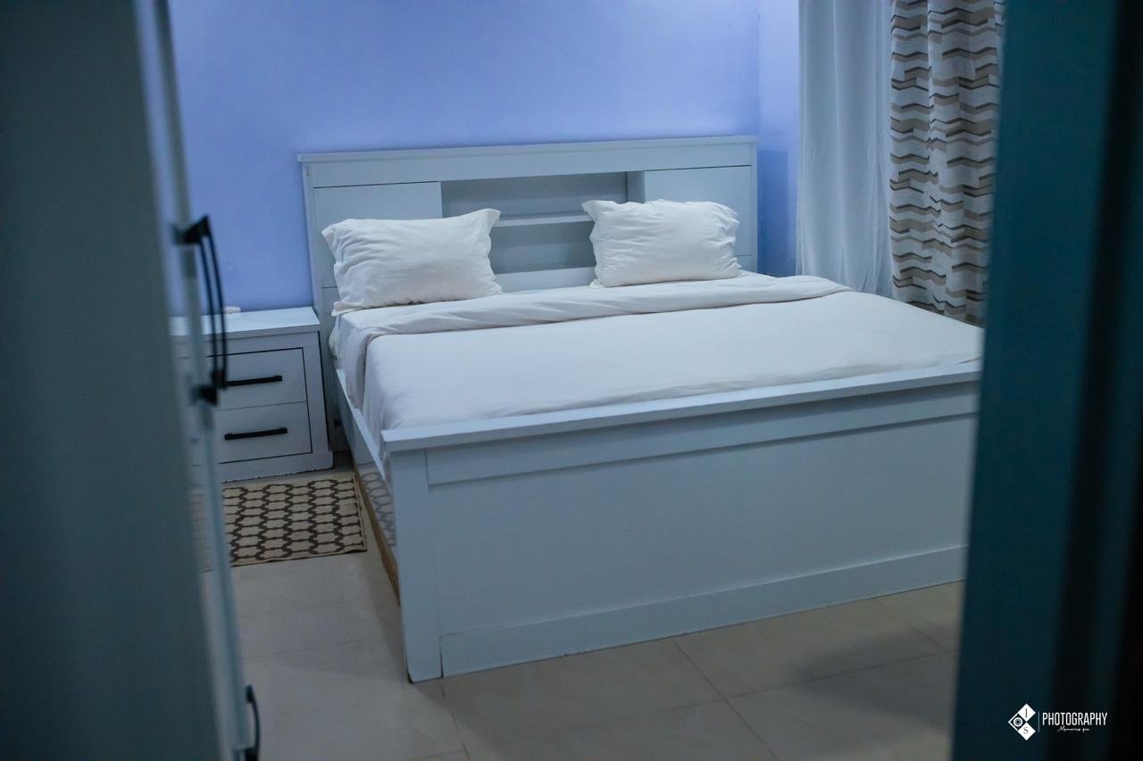 Chambre Standard – 80 USD / nuit, Lit confortable, Télévision, Wi-Fi gratuit, Garde-robe, Salle de bain privative, Petit-déjeuner inclus